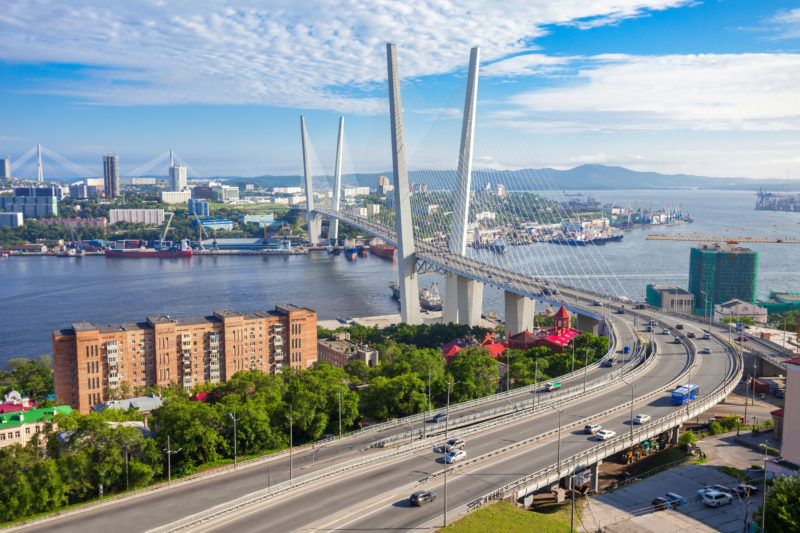 Жителям Владивостока и Артема не хватает благоустройства дворов и современного транспорта