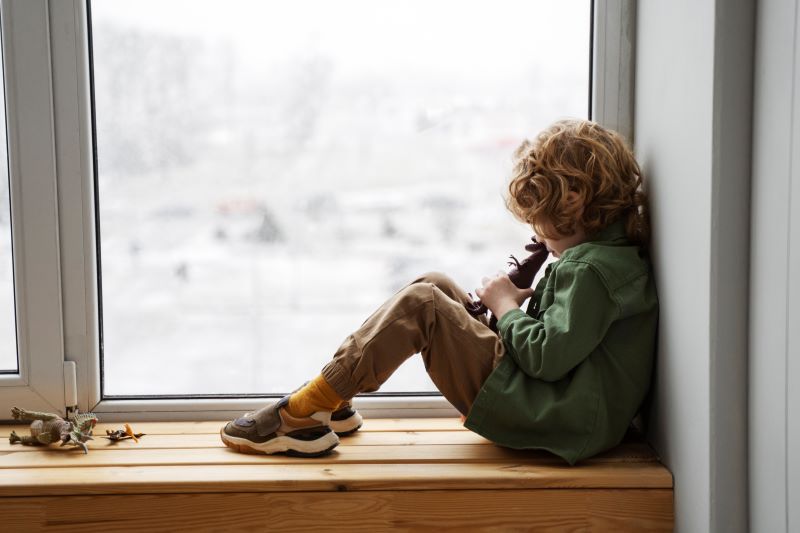 Как защитить окна от маленьких детей: комплексные меры предосторожности